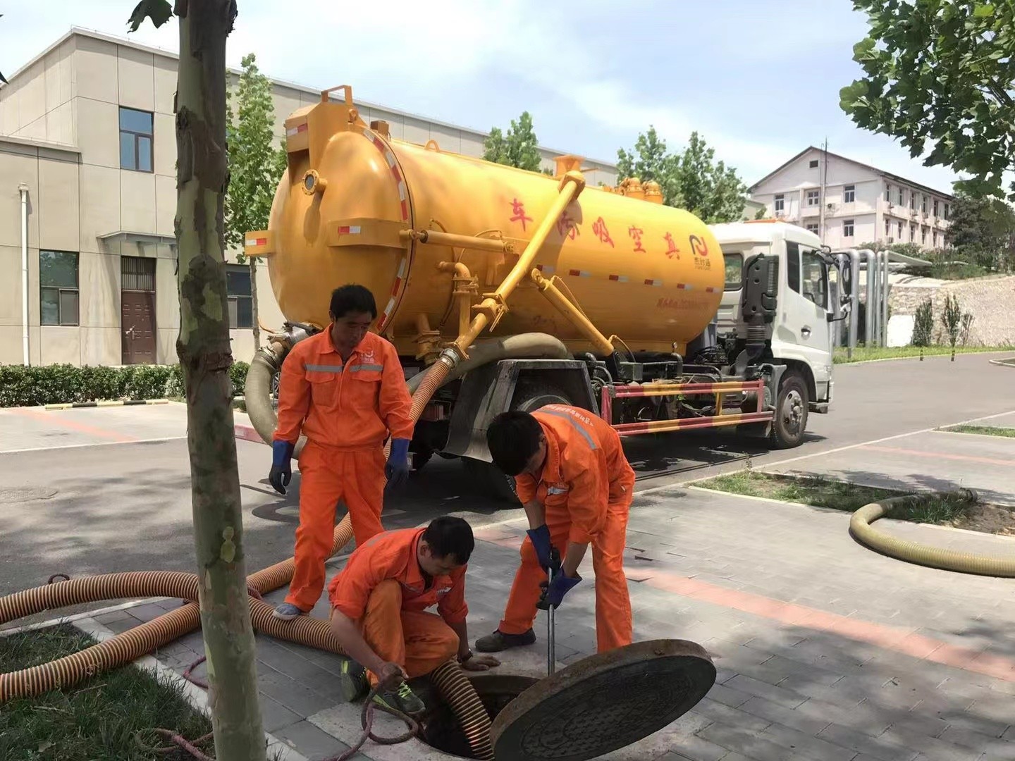 钦州管道疏通车停在窨井附近