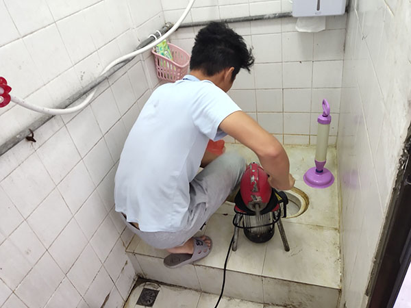 钦州管道堵塞冒臭气 专业师傅现场解决问题
