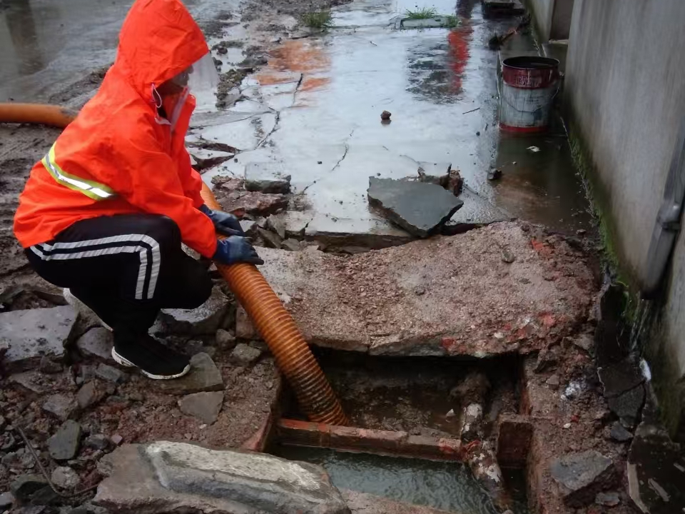 钦州专业清理污水池 炜誉市政以规范流程守护城市 “肠道”