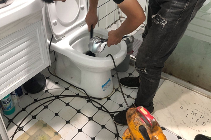 钦州马桶堵塞自己疏通还是找师傅?专业上门服务让你省时更省心