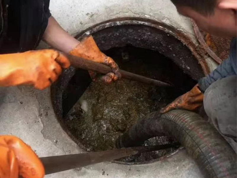 钦州清理化粪池时如何避免沼气的危害?